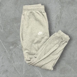 Nike mjukis grå - Mjukisbyxor ifrån nike i storlek S. Grå färg och inga slitage!♻️