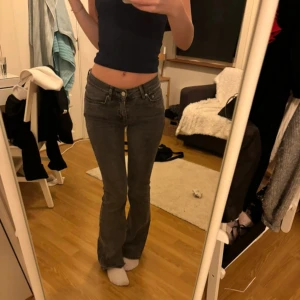 gråa jeans - så fina jeans från gina