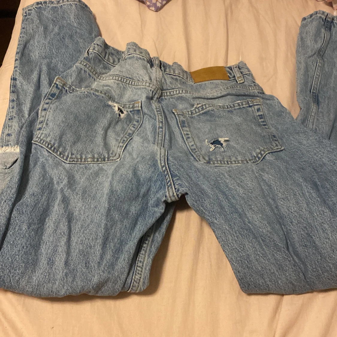  Ett par blåa high waist Jeans från Gina Tricot - 90
