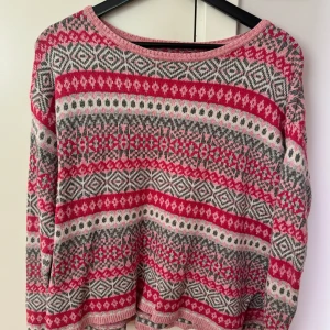 Mönstrad stickad tröja från Springfield - Säljer en superfin stickad tröja från Springfield i storlek M. Perfekt för höst och vinter med sina långa ärmar och mysiga material. 