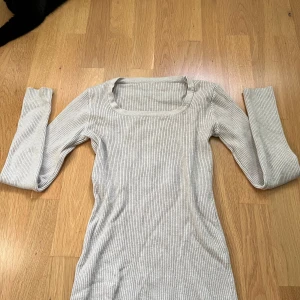 Beige ribbad tröja - Säljer en superfin beige ribbad tröja med lång ärm. Perfekt för höst och vår! Den är tight och har en stilren design som passar till allt. Jättebra skick. 