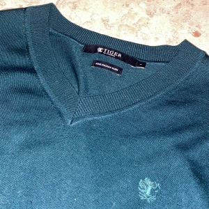 Tiger of Sweden Tröja - Säljer denna mörkgröna Tiger of Sweden V-neck tröjan fine italian yarn i bra skick | Storlek L | Nypris 1899kr, mitt pris 600kr men kan diskuteras!