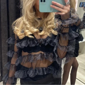 ZARA TOPP - så fin fest blus från zara!! i perfekt skick💕