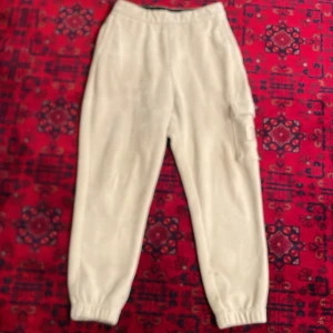 Calvin Klein jeans  - Äkta Calvin Klein byxa med två mindre skador och gjordes om till medium.