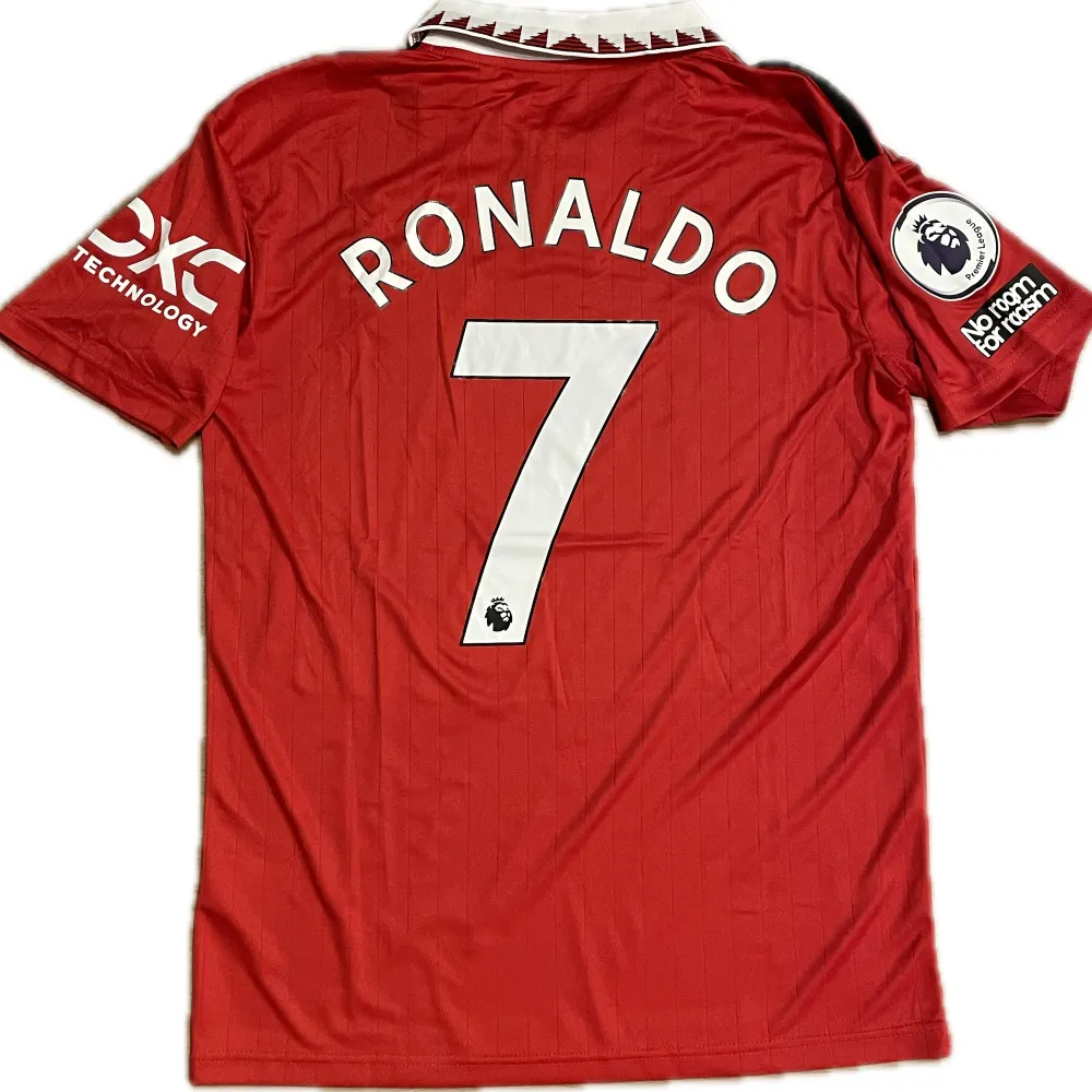 Säljer en fotbollströja från Manchester United med Ronaldo #7 på ryggen. Trycket vid sponsorn är lite sprucket enligt sista bilden. Tröjan är en reprint. Storlek: M. Ansvarar ej för postens slarv. Endast handtvätt gäller, gnugga ej på blöta prints.. Sportswear.