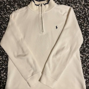 Ralph Lauren zip up - Hej en jättefin qourter zip från Ralp Lauren. Dock i kids storlek men passande mig väldigt bra när jag var runt 175. Inga större fel dock en liten skada, se bilden. Syns absoult inte om man inte tittar noggrant nypris 1800