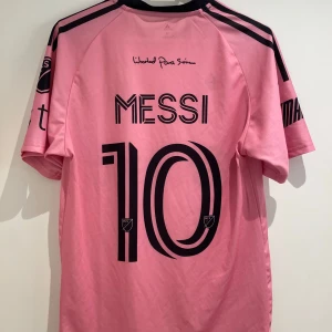 Fotbollströja messi - Säljer denna rosa fotbollströja med nummer 10 Messi Använd fåtal gånger  Storlek M men passar mig som har S, se bild för att se hur den sitter på 