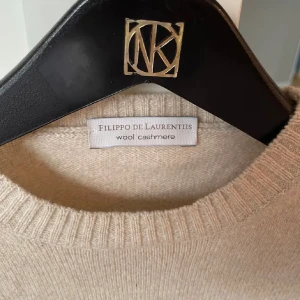 Beige kaschmir tröja skick 10/10 helt ny - Beige Kascmir tröja helt ny säljs för den va för liten storlek S ny pris 1999. 