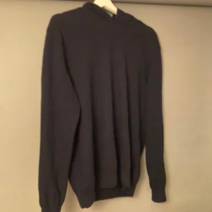 Oscar Jacobsson Pascal hoodie (blå) - Säljer Oscar Jacobsson Pascal hoodie i färgen blå, kvalite 9/10. Pris kan diskuteras vid snabb affär!