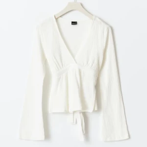 Vit omlottopp med knytband - Snygg populär topp från Gina! Super fin o passar till både vardag o finare tillfällen, storlek S men passar mig som brukar ha Xs / S, slutsåld i Xxs och Xs på hemsidan! Använd fåtal gånger 💞