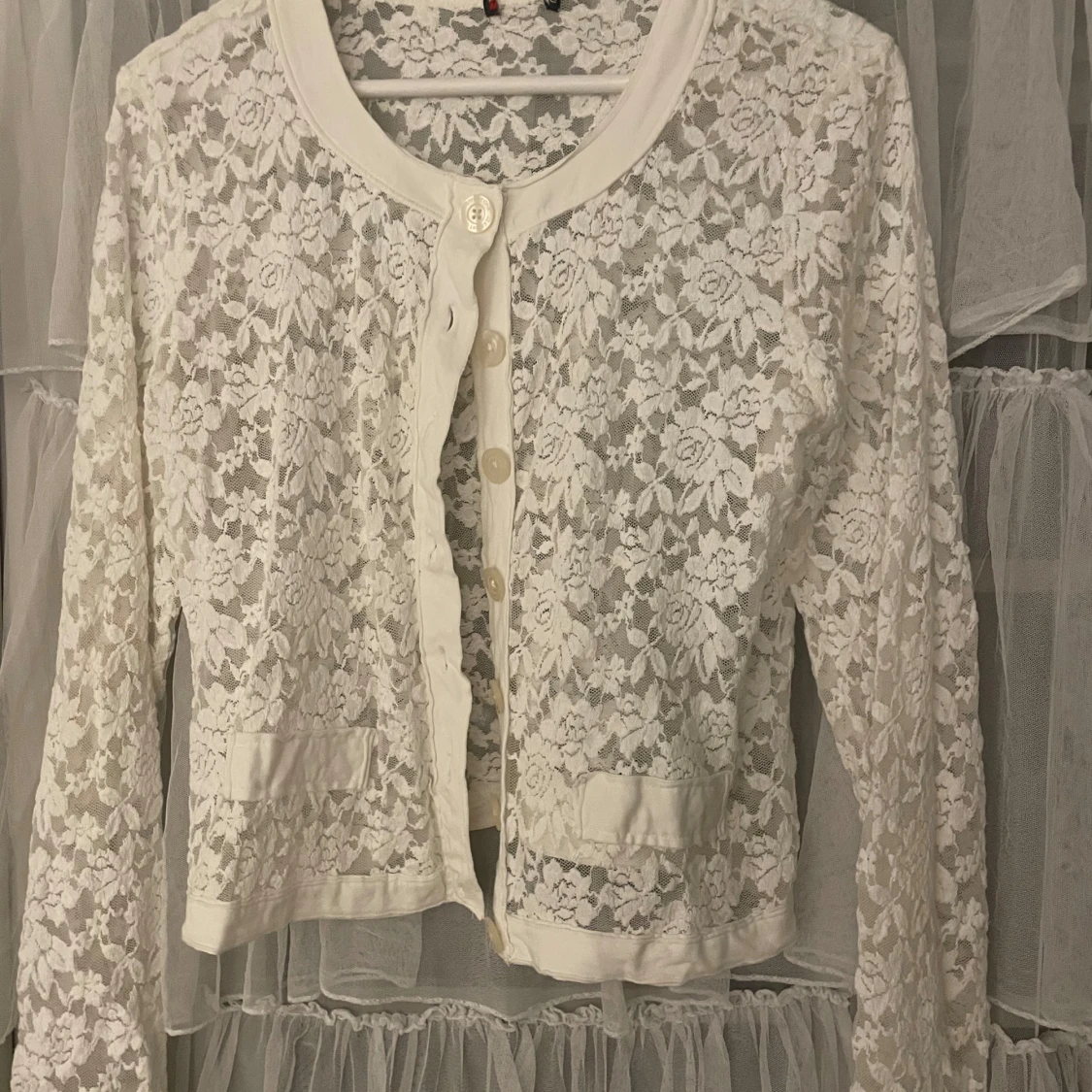 Vit spetskofta med knappar - 1