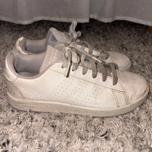 Glittriga adidas sneakers - Säljer mina älskade adidas Sam Smiths (tror jag efter lite googling)💕 Ena skosnöret jag gått av med de går fortfarande att använda dem som vanliga skor annars är det bara att köpa nya🩷 Priset går att diskutera  Skriv om du har några funderingar