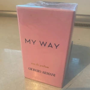 My Way Eau de Parfum från Giorgio Armani - Upptäck My Way Eau de Parfum från Giorgio Armani i en elegant rosa förpackning. Denna doft är perfekt för den som söker en sofistikerad och modern parfym. Flaskan är påfyllningsbar, vilket gör den både lyxig och hållbar.