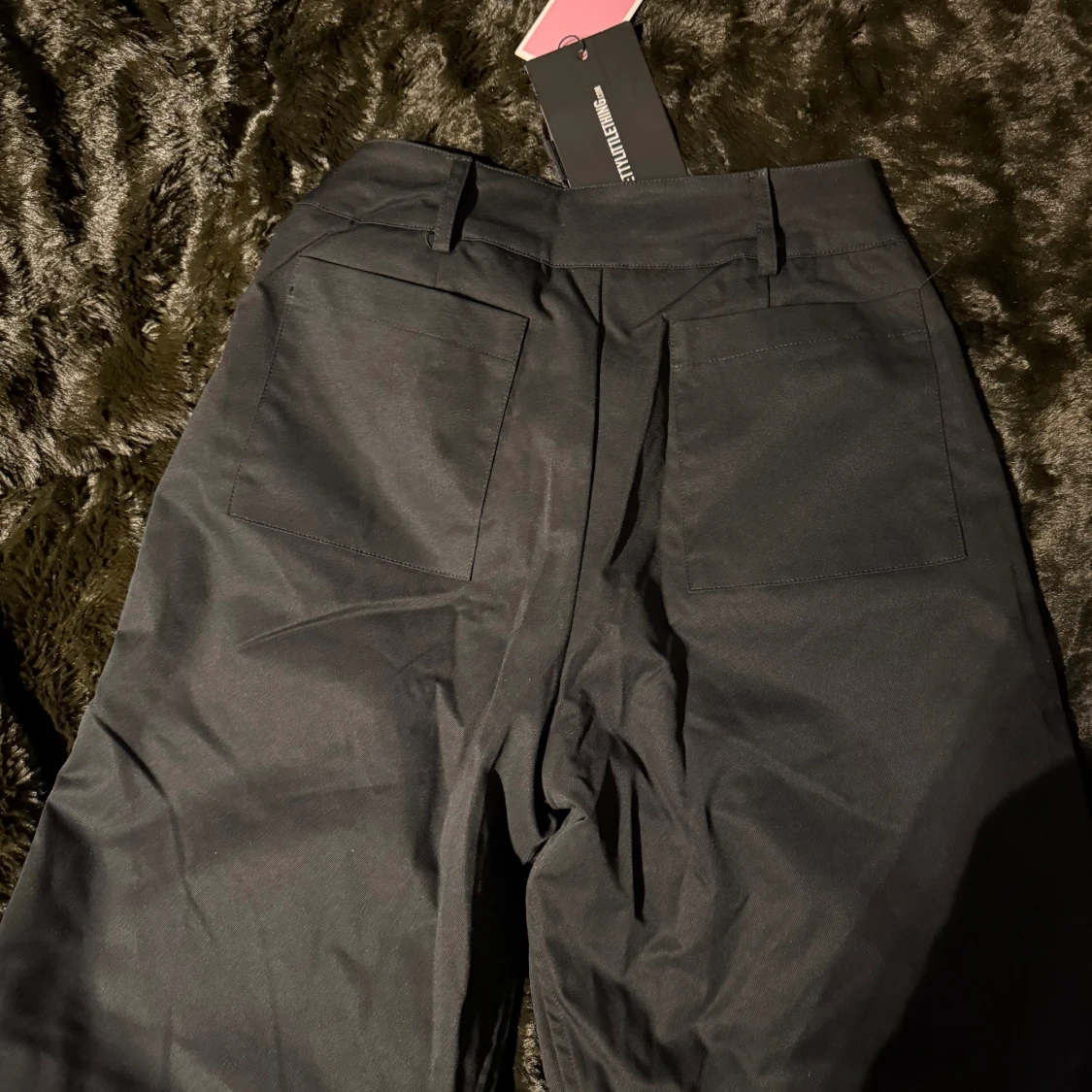 Svarta cargobyxor från PrettyLittleThing - 1