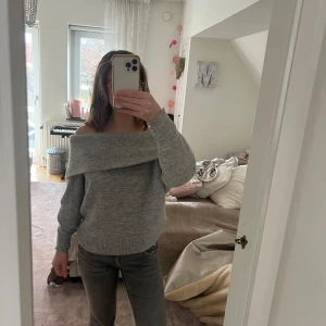 Grå offshoulder stickad tröja - Säljer en mysig grå offshoulder stickad tröja med långa ärmar. Perfekt för kyliga dagar när du vill vara både bekväm och stilren. Passar bra till jeans eller kjol för en avslappnad och trendig look. Den är i storlek Xs men skulle säga den är mer som en S. 
