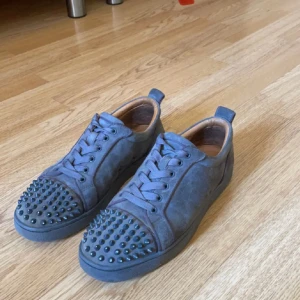 Grå Christian Louboutin med nitar på - Gråa Christian Louboutin med nitar på tån, i ny skick endast använt ett par fåtal gånger. Lite smuts på undersidan men går lätt att få bort med lite vatten. Inget OG följer med (box, kvitto osv) bara skorna. Byten kan vara intressant och hojta till vid behov av fler bilder! MVH Jack