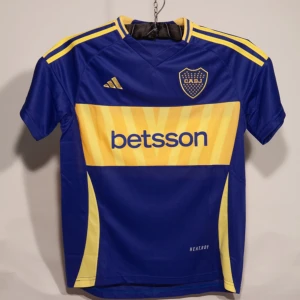 Boca Junior 2025 - Dehär är Boca Juniors matchtröja för 2025 säsongen. Storlek M. Tröjan är helt ny.