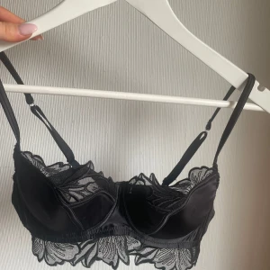 Svart spets-bh - Snygg svart bh med spetsdetaljer och justerbara axelband. Den är aldrig använd och i superfint skick 