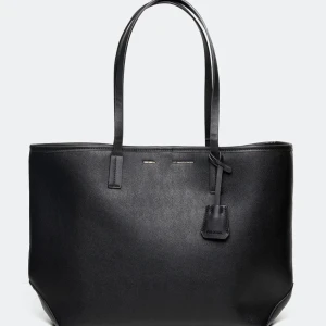 Svart shoppingväska från Michael Kors - snygg väska som inte kommer till användning, säljer den då ja har en liknande. jättebra skick, använd fåtals gånger köptes för 500kr säljer för 290kr.