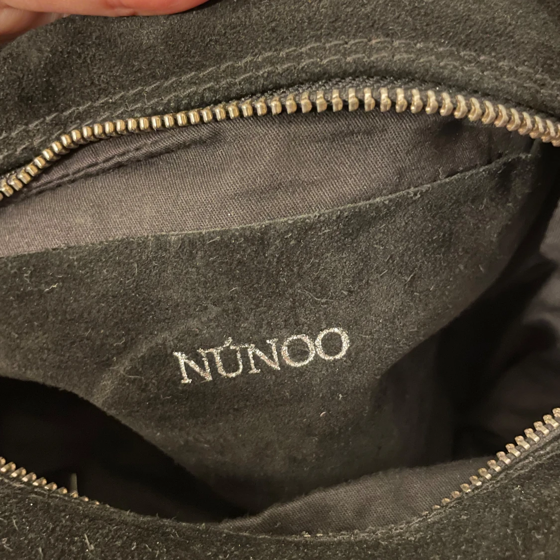 Svart axelväska från Núnoo - 3