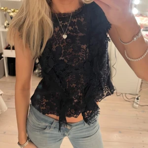 Mörkblått spetslinne - Säljer ett mörkblått linne från Zara! knappt använt men så fint 💕🩷