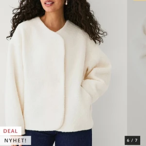 Vit jacka från ellos, liknar den från stockh lm - Aldrig använd med prislapp kvar, slutsåld