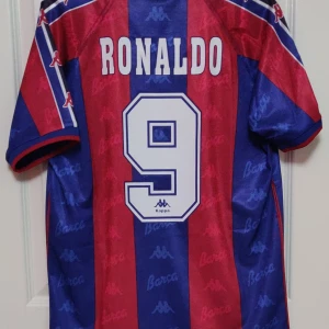 Barcelona fotbollströja - Barcelona 1996/1997 Home Ronaldo Replika fotbollströjatröja                                            Storlek: Medium                                                   Helt ny aldrig använd