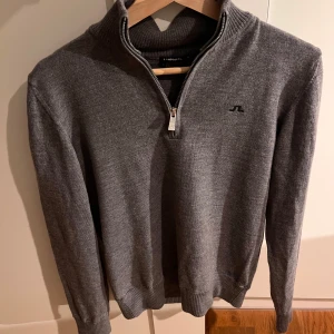 J.Lindeberg halfzip - Grå J.Lindeberg halfzip i 100% merinoull. Tröjan är knappt använd och i nyskick förutom att den krympt lite i tvätten, står storlek S men jag skulle säga att den sitter lite mer mot en XS. 