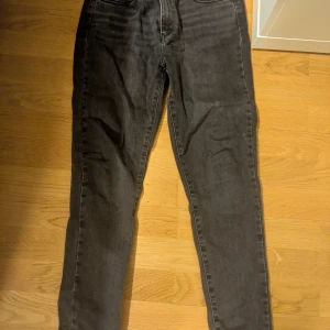 Levis Svarta skinny jeans - Snygga svarta skinny jeans med hög midja. Perfekta för en stilren look. Storlek W29 L28.