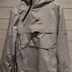 Montec skidjacka - Säljer nu min gråa skidjacka från Montec. Jackan är lätt vadderad. Jackan är i mycket bra skick då den endast är använd i 2 veckor (skidåkning). Storlek:S 