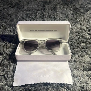 Chimi 04 grey glasögon  - Snygga  solglasögon från Chimi med mörka linser . Perfekta för att ge en cool touch till din outfit. Går att sänka priset