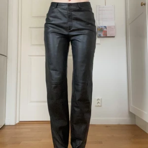 Äkta skinnbyxor 2000tal bootcut - Sååå fina äkta skinnbyxor med unika sömmar o detaljer, bootcut/raka i modellen!! Perfekt till boho rock chic stilen, och riktigt klassiska tidlösa byxor!! Jag på bilden är 1,65 o har vanligtvis s/m! Midja 38 innerben 81cm  Vintage, 70tal,90tal, y2k, 2000s, boho chic, rock chic, Ibiza summer, glitter, strass, nitar, studs, rhinestones, bling, paljetter, western, cowboy, fringe, tassle, fransar, läder, genuine leather, suede, mocka, stockholmstyle, Stockholmsstil, wedge boots, marant, bohoo, zara,