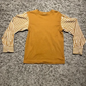 Dries van noten sleeve  - Dries van noten contrast sleeve tee. En av Dries van noten mest ikoniska plagg longsleeve med skjort ärmar. Den är i bra skick med några små märken fram på tröjan som går bort efter en tvätt! Pris är inte hugget i sten.