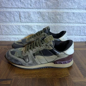 Valentino rockrunners - Riktigt snygga valentino rockrunners i bra skick, tecken på användning men allmänt bra skick. Storlek  41 men passar även 42. Hör av dig vid minsta fundering,13