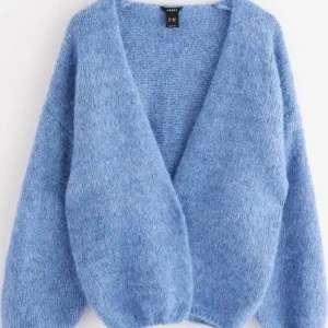 Lindex kofta  - Säljer min blå super sköna stickade kofta från lindex. Använd fåtal gånger, nyskick. Skriv för fler bilder 🙏🏼🥰Xs/S. Nypris 399kr!