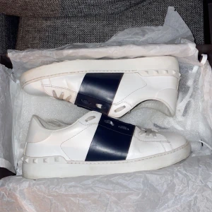 Valentino open skor  - Tja! Säljer dessa as feta valentino opens i ett grymt skick! 9.5/10 allt og medföljer dvs dustbag, skosnören box osv.  Storlek 41.5 hör av er vid frågor.