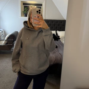 Grå Jordan hoodie - Säljer min snygga hoodie från Jordan, minns inte helt vart jag köpt den ifrån men tror Zarlando, den är iallafall äkta☺️Den är knappt använd så den är i ett mycket bra skick!! Köpt för ca 900 kr💕Passar till både tjej och kille👫