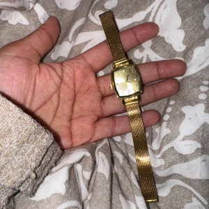 Guldfärgad klocka med mesharmband - Hej, säljer min fina guldklocka som jag köpte för mindre än 1 år sen. Hör av er om ni har frågor😘