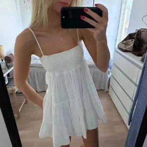 Vit klänning från Zara  - Säljer en söt vit klänning med smala axelband och volangdetaljer, storlek S. (Lånade bilder!) kom privat för egna💕💕