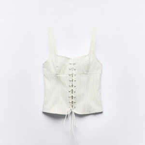 Vit randigt korsett top - Helt slutsåld jätte fin corsett från zara som är helt oanvänd med pris lapp kvar! 