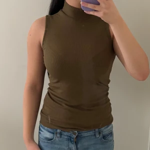 Fin tröja - Jätte fin tröja från Gina Tricot i stl XS. Färgen är i en mer grön- brunish färg och passar därför med de flesta jeans osv. 