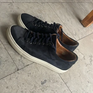 Sneakers från volt - Sjukt snygga mocka sneakers från volt köpta för 1800kr. De är i storlek 40 och är i bra skick (7,5/10). De har lite slitning i hälen på insidan som syns på bild 5 men inget hål eller annat så påverkar ej användningen då de ej syns när man har på sig dem. Säljer sjukt billigt så var snabb!🙏🏽 endast goda omdömen så ni kan vara säker på god affär🔥