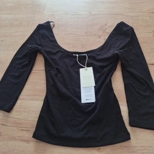 Soft touch scoop neck top - Säljer denna svarta toppen. Den är helt ny, prislappen är kvar. Endast testad. Säljer pågrund av att den var för liten. Hör gärna av dig vid frågor !! 💞