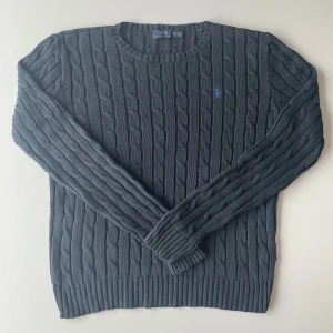 Ralph lauren kabelstickad  - En Ralph lauren tröja i kabelstickat mönster, väldigt bra skick och riktigt snygg!  Hör av er vid funderingar eller fler bilder exempelvis. 😊