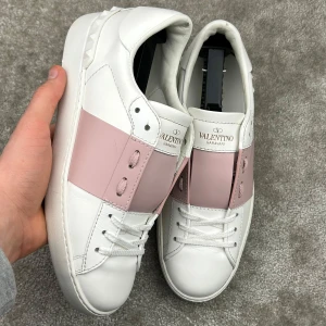 Valentino open rosa - Valentino Open Rosa | Skick: 9/10 | Storlek: 38 | Pris: 2399 kr | Tillbehör: inget | Fler frågor? Hör av dig isåfall!