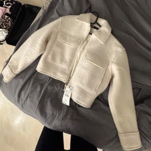 Helt ny jacka från Zara - Säljer en snygg  jacka från Zara med dragkedja och stora fickor framtill. Prislapp finns kvar, köptes för 650:- jag säljer för 450:-, storlek XS, vid frågor kontakta mig🫶🏽