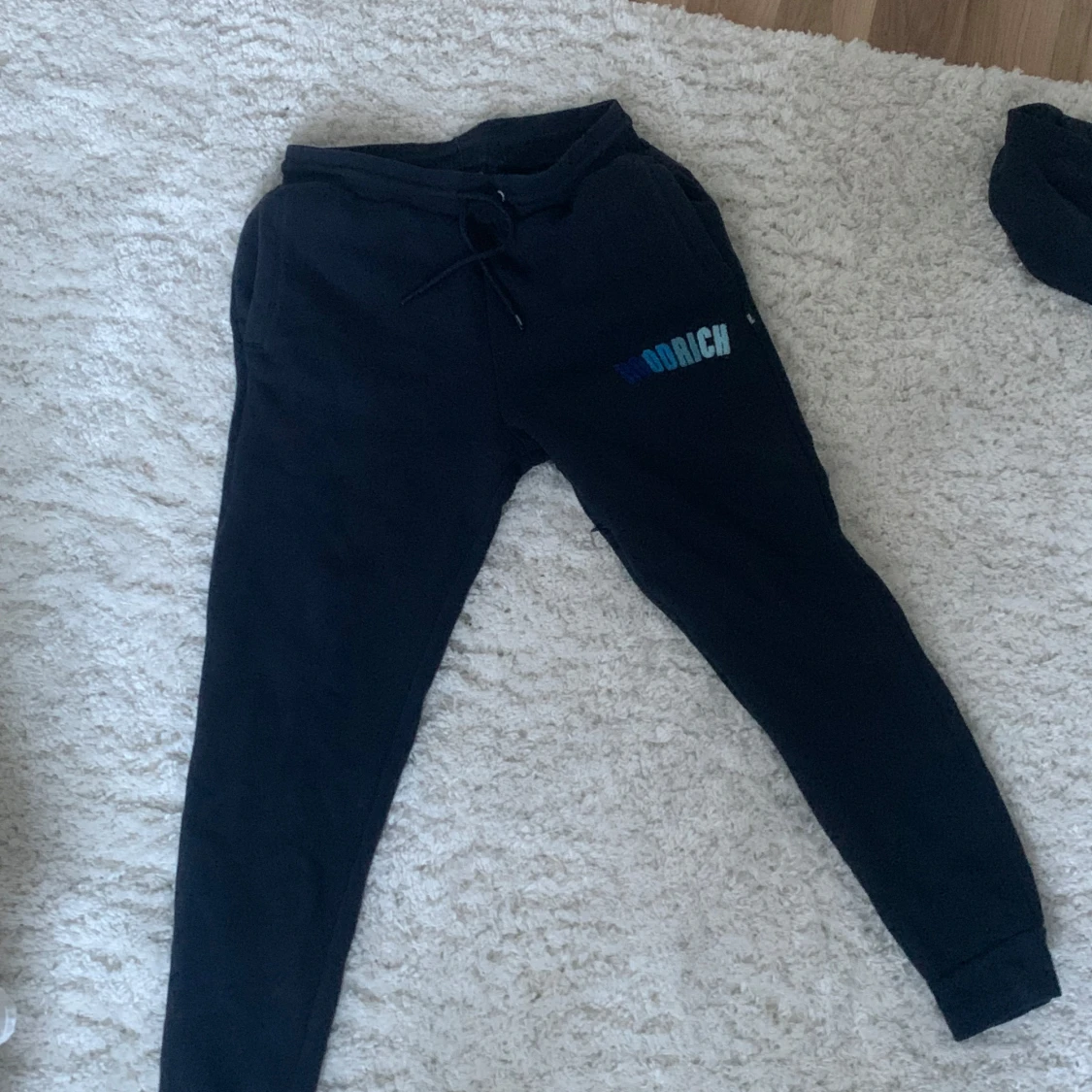 Svart hoodie och byxor från Hoodrich - 1