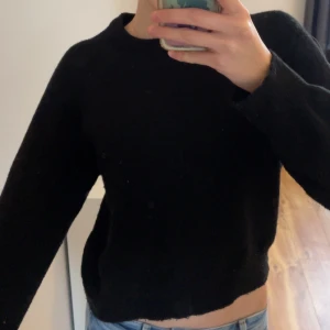 Svart stickad tröja från H&M - Säljer en enkel och stilren svart stickad tröja. Tröjan har långa ärmar och en klassisk rund halsringning. Perfekt för kyligare dagar och lätt att matcha med olika outfits.🤍