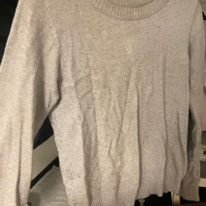 Grå stickad tröja - Säljer en enkel och stilren grå stickad tröja med rund halsringning. Tröjan har långa ärmar och ribbade muddar vid ärmslut och nederkant. Perfekt till allt! Storlek xs/s💞