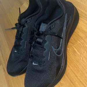 Svarta Nike sneakers - Säljer mina Nike spring skor kan även användas ute, säljer för inte passa mig i storlek för fick i present helt nya ny pris 1199kr 